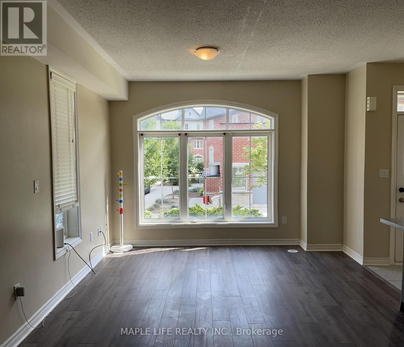 Photo 5 of 8 12 Eaton Park Lane E, Toronto ON