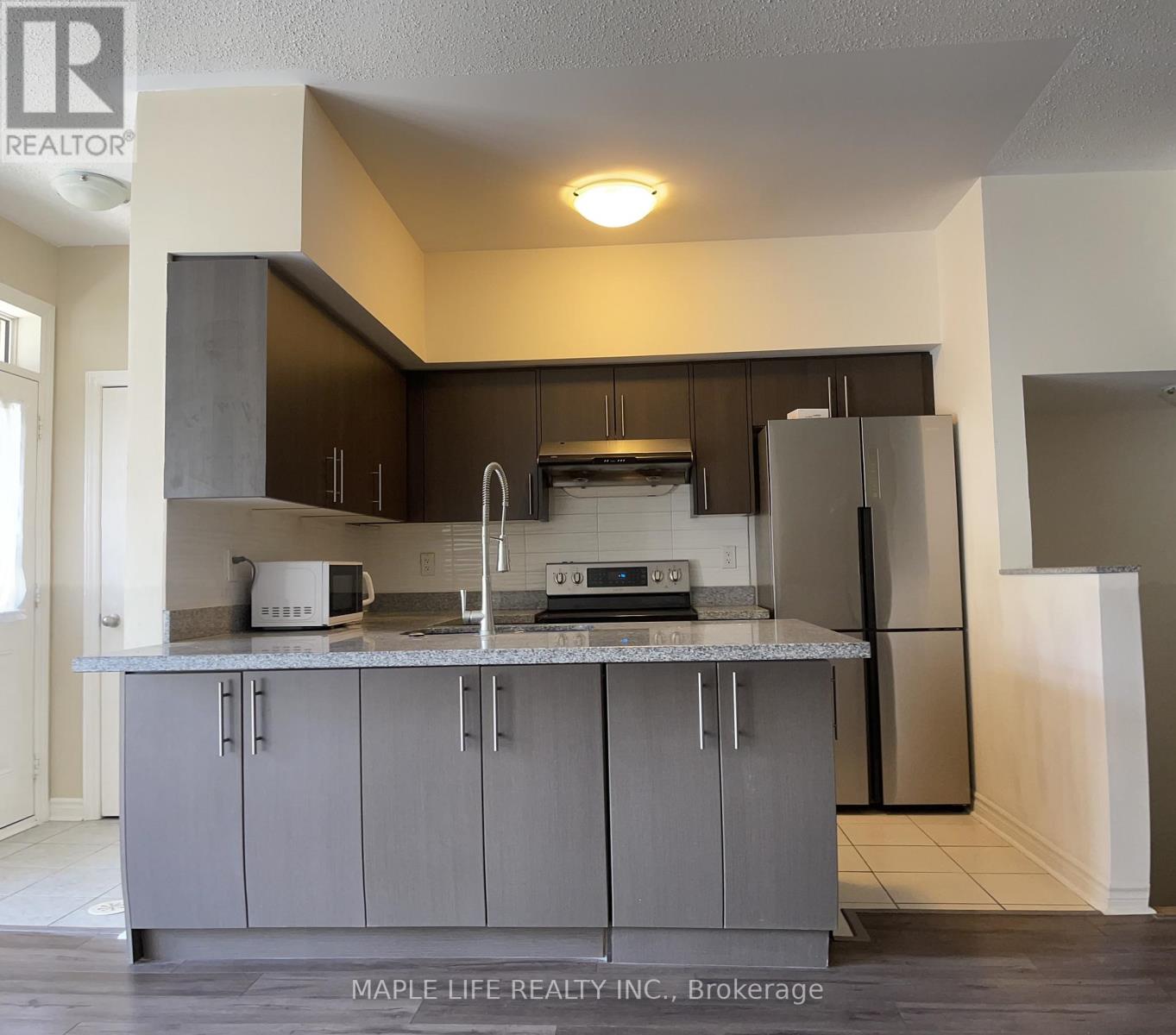 Photo 3 of 8 12 Eaton Park Lane E, Toronto ON