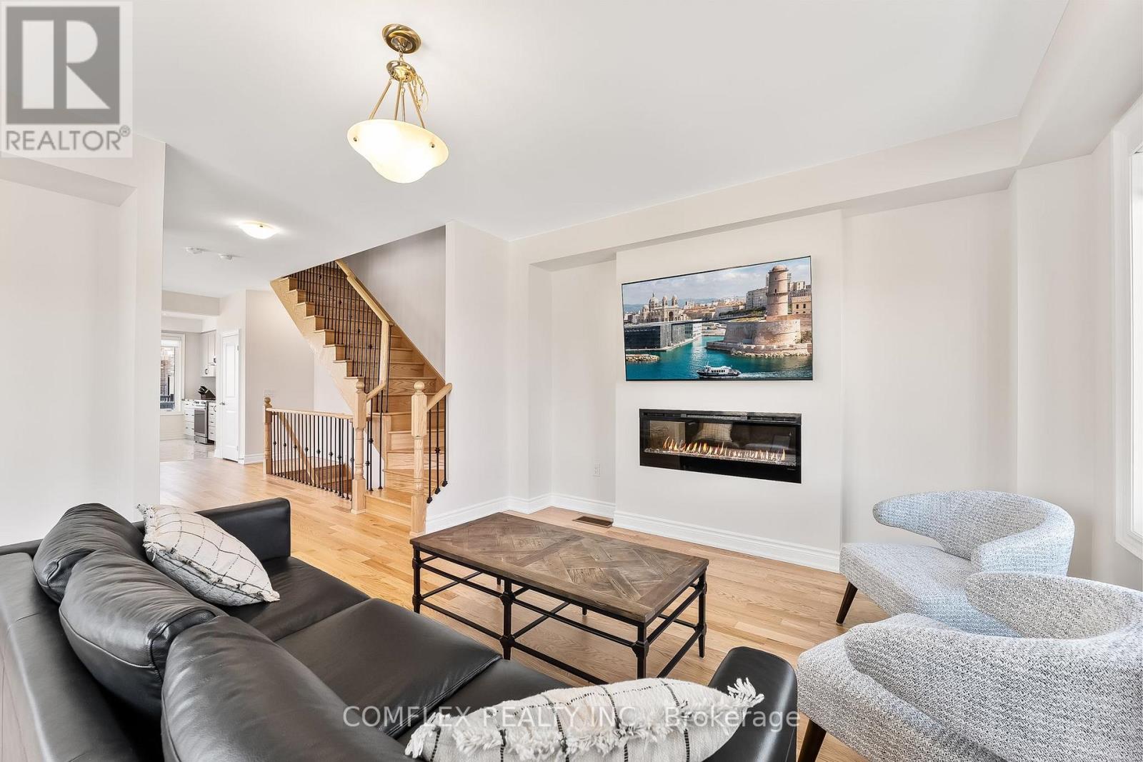 Photo 4 of 2832 Tippett Mews, Pickering ON
