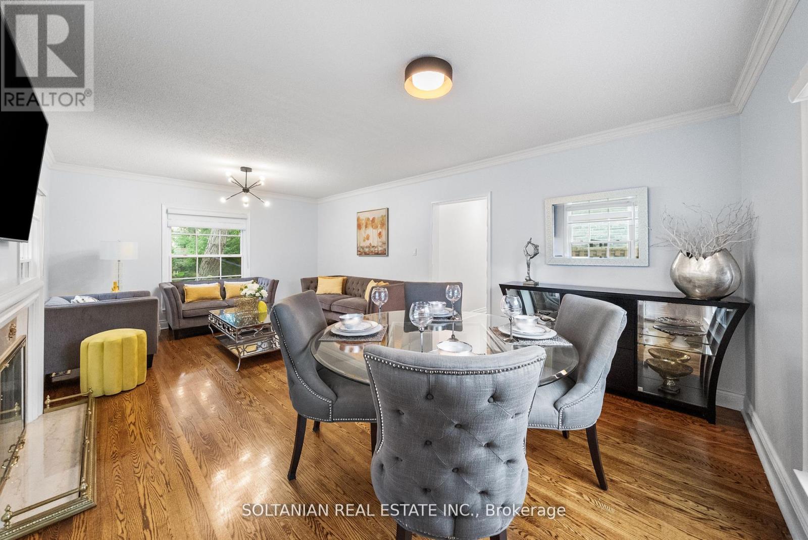 Photo 10 of 24 Laureleaf Road, Markham ON