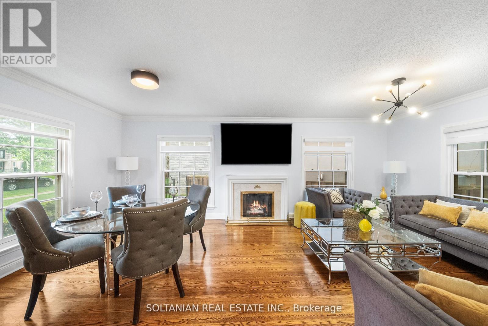 Photo 11 of 24 Laureleaf Road, Markham ON