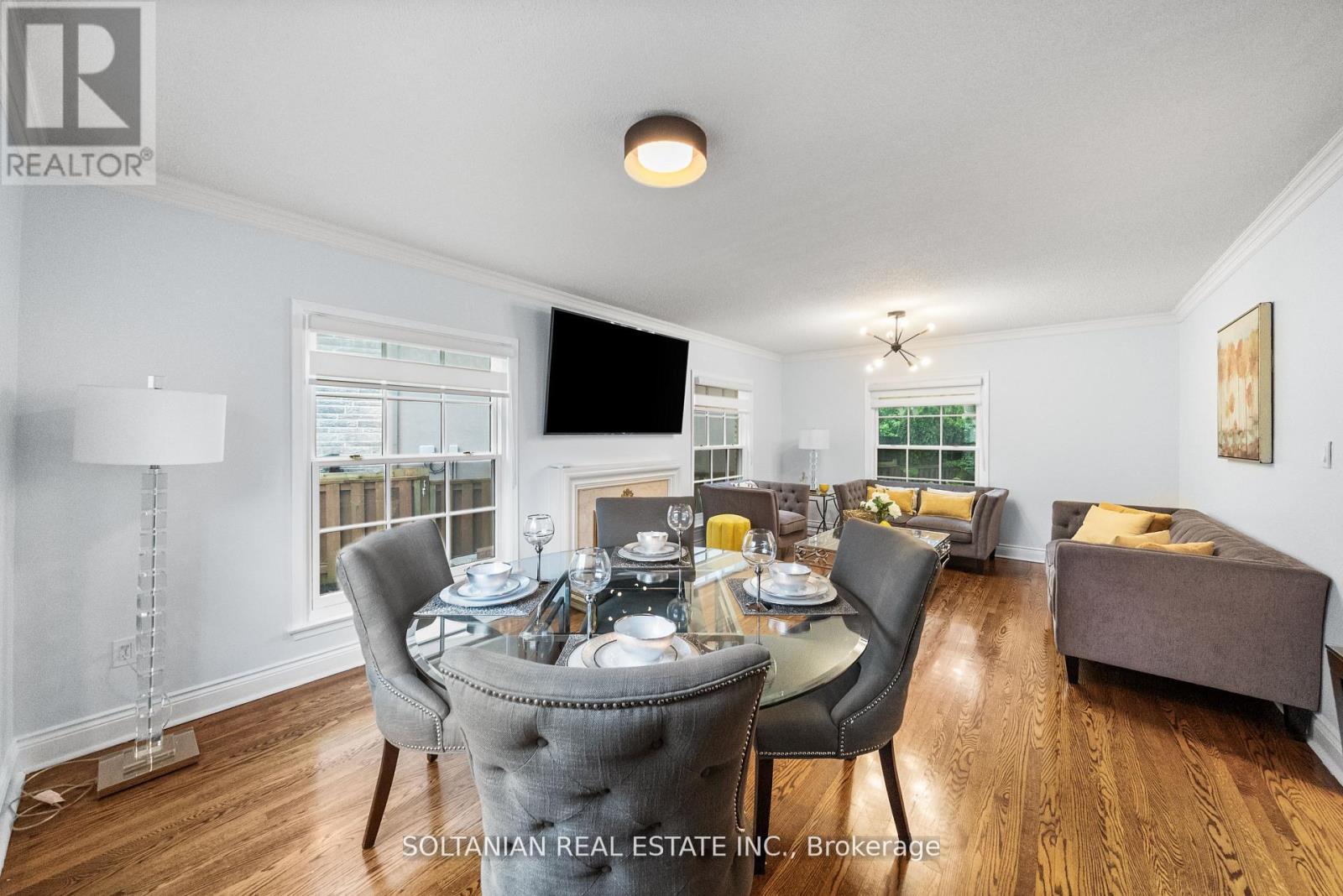 Photo 13 of 24 Laureleaf Road, Markham ON