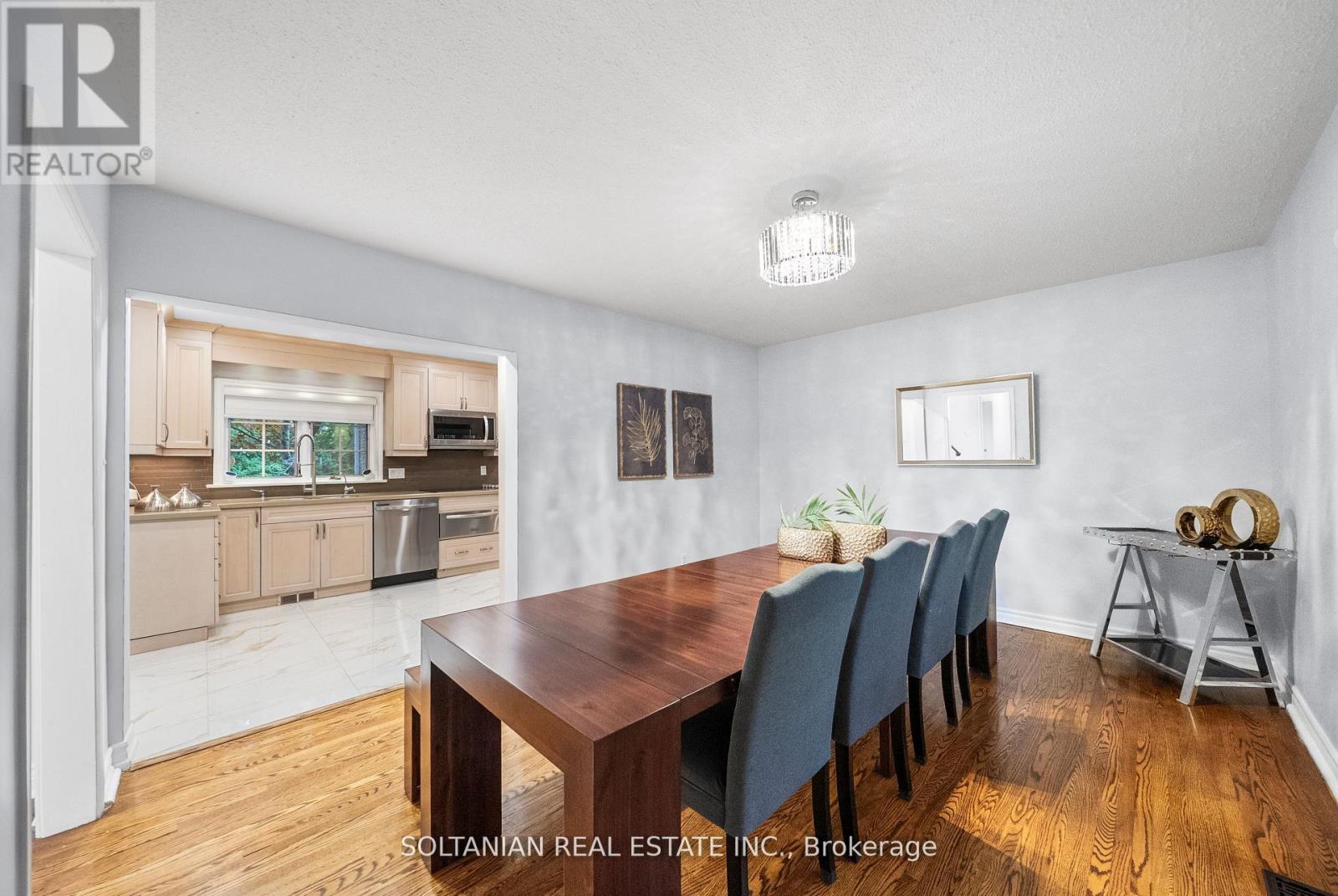 Photo 15 of 24 Laureleaf Road, Markham ON