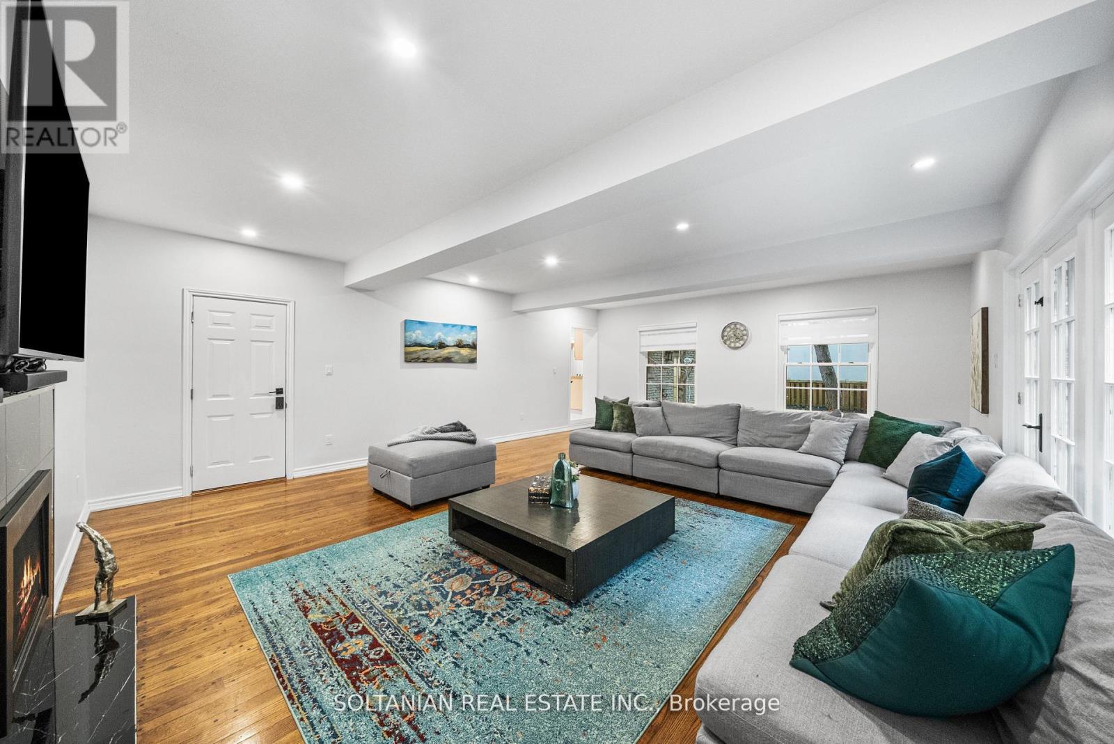 Photo 18 of 24 Laureleaf Road, Markham ON