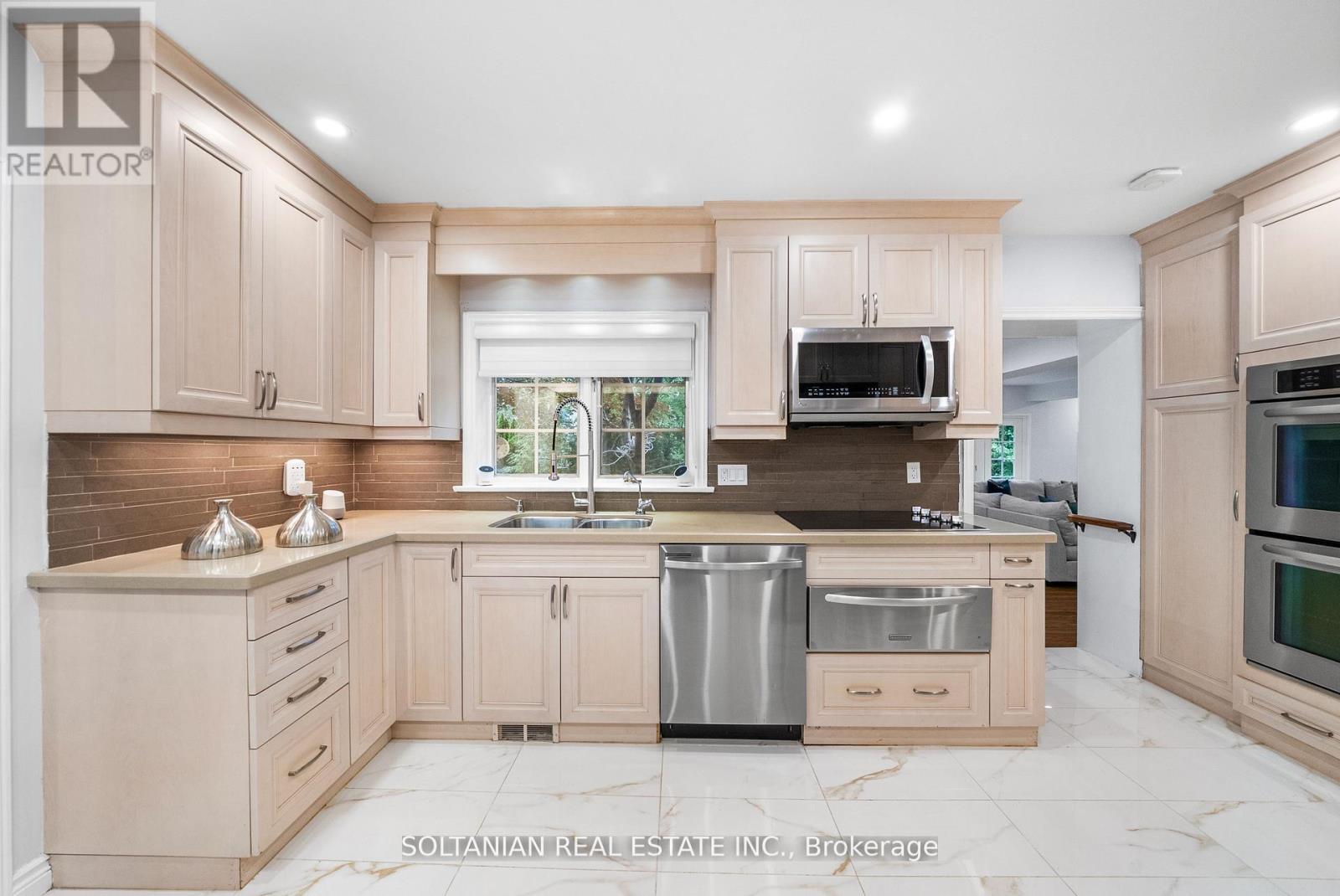 Photo 19 of 24 Laureleaf Road, Markham ON