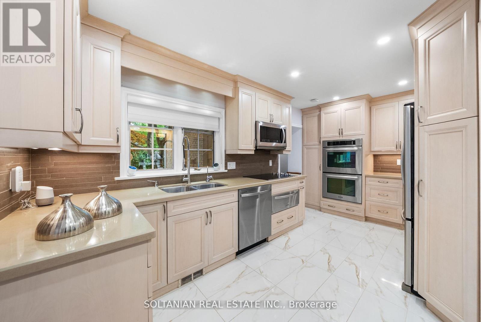 Photo 20 of 24 Laureleaf Road, Markham ON