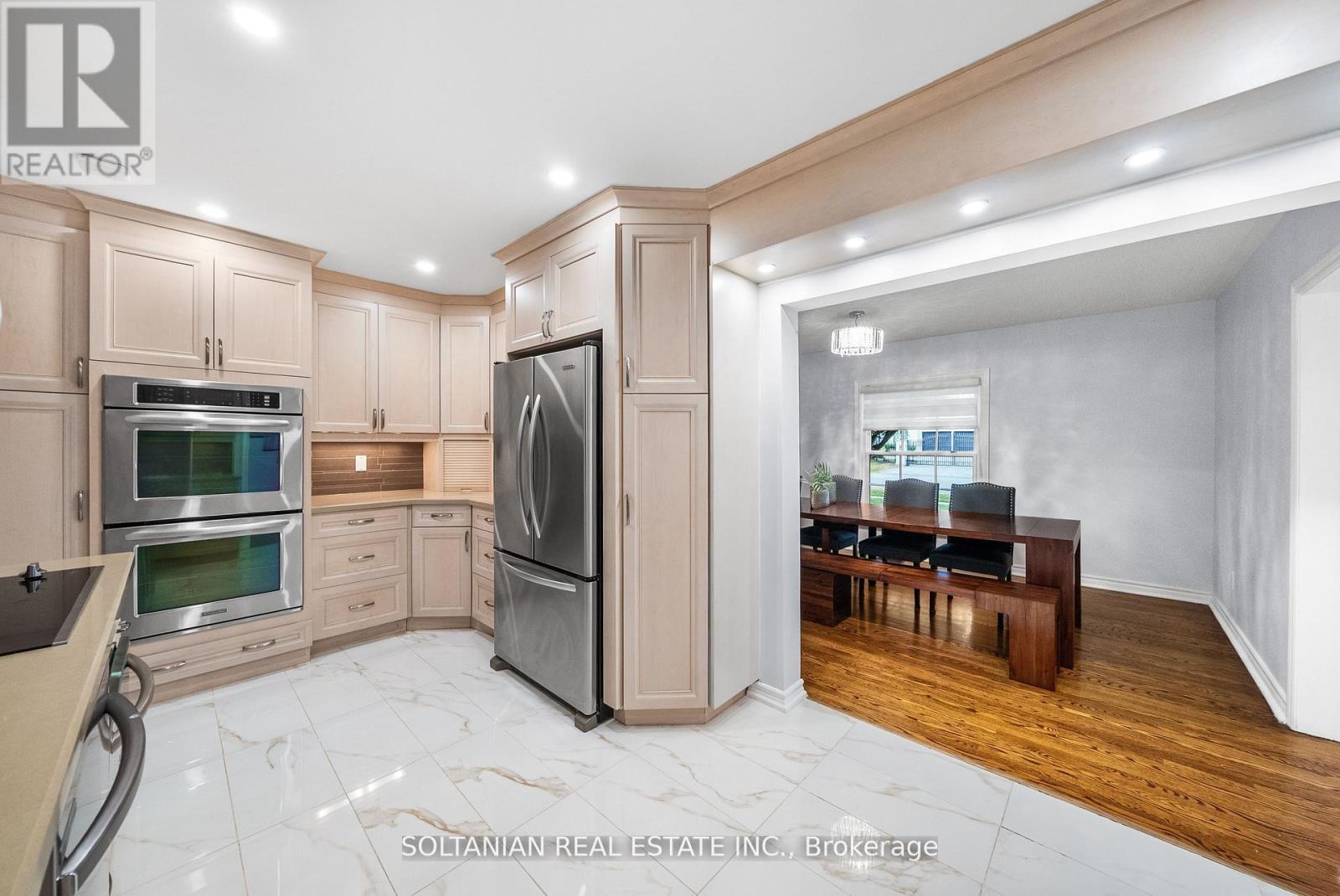 Photo 21 of 24 Laureleaf Road, Markham ON