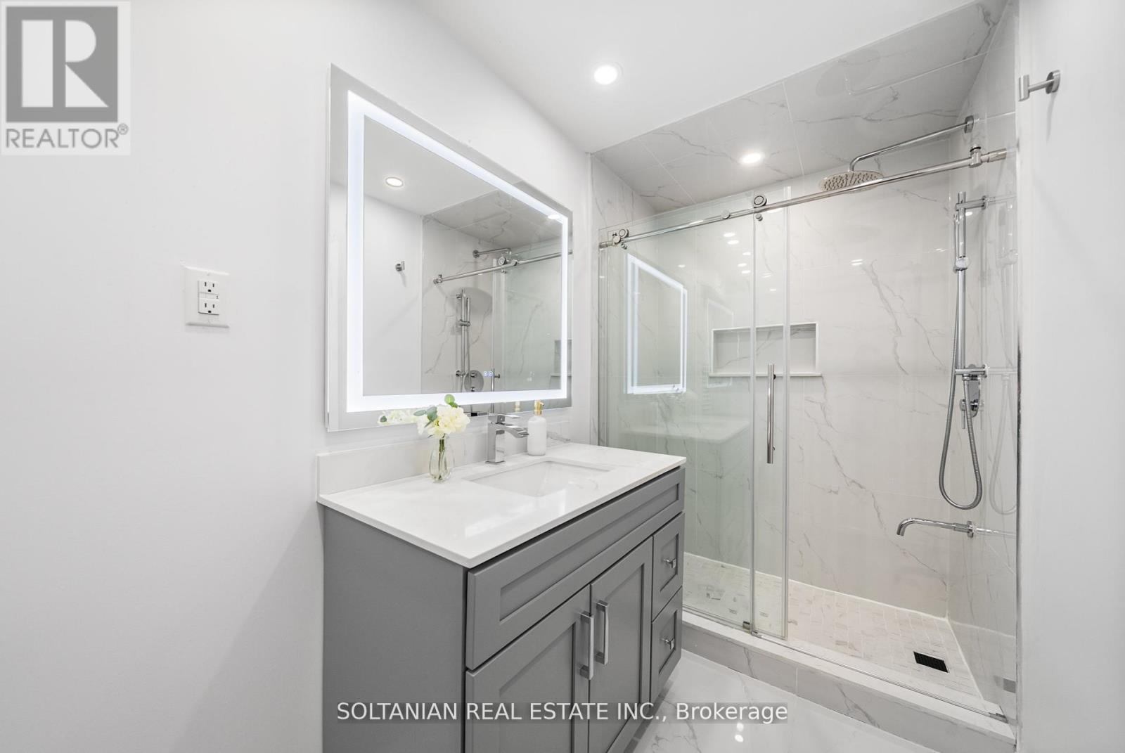 Photo 30 of 24 Laureleaf Road, Markham ON