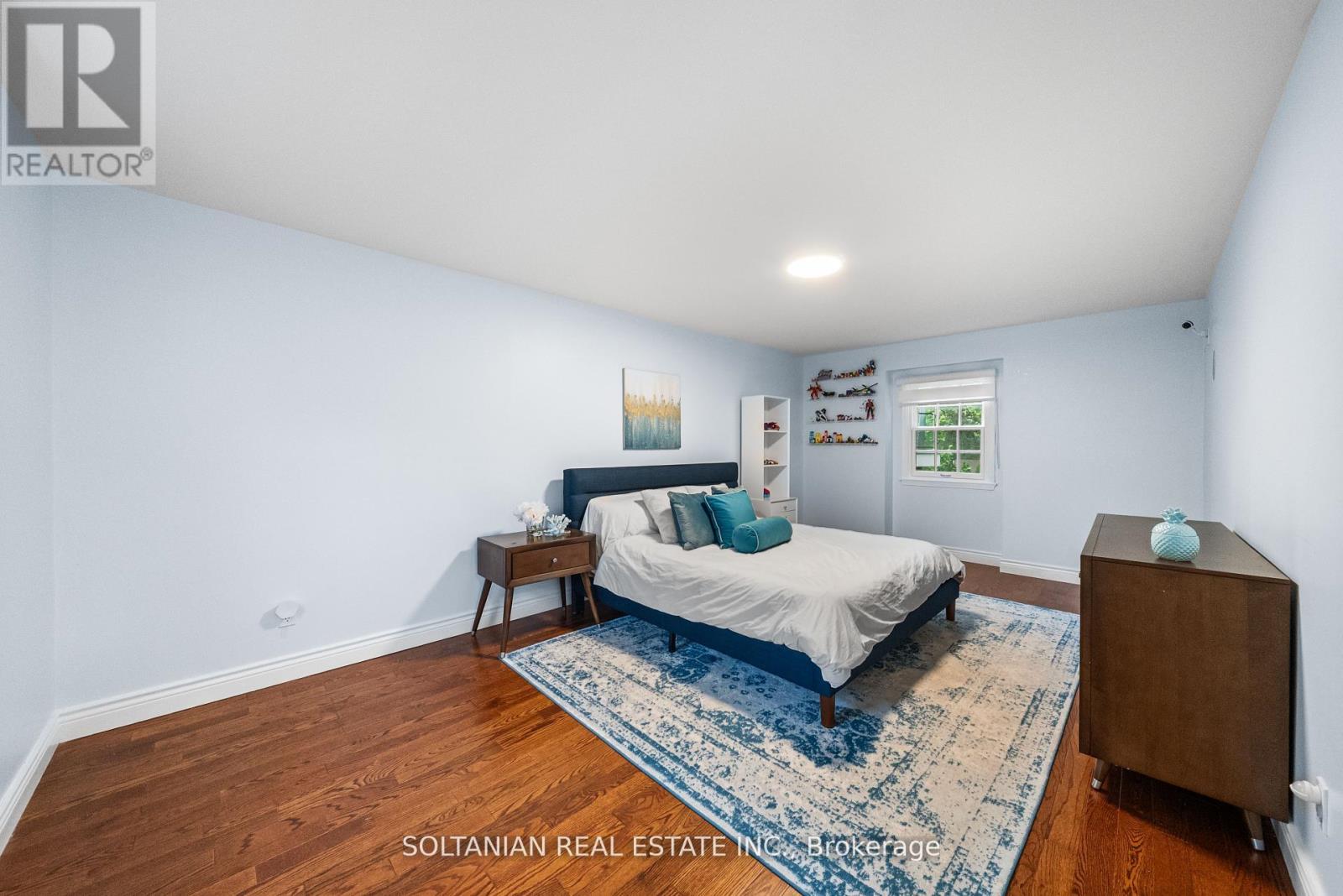 Photo 33 of 24 Laureleaf Road, Markham ON