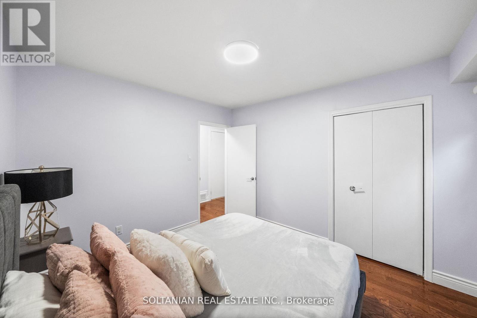 Photo 35 of 24 Laureleaf Road, Markham ON