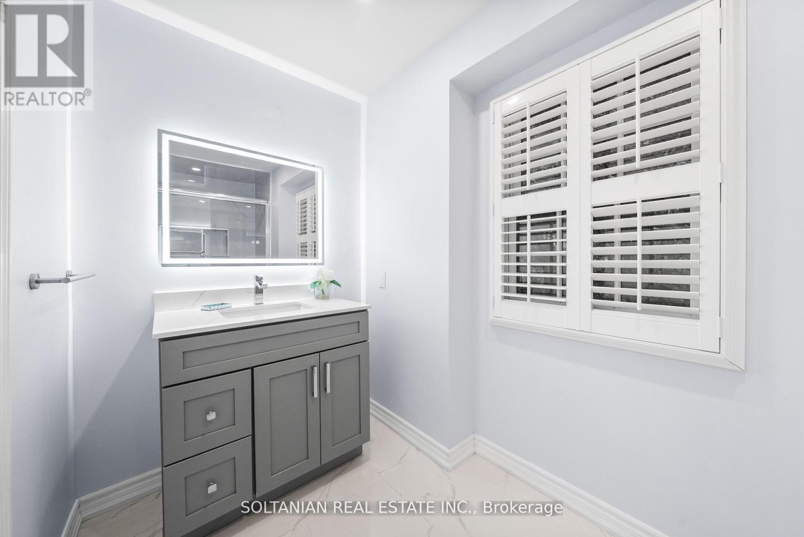 Photo 38 of 24 Laureleaf Road, Markham ON