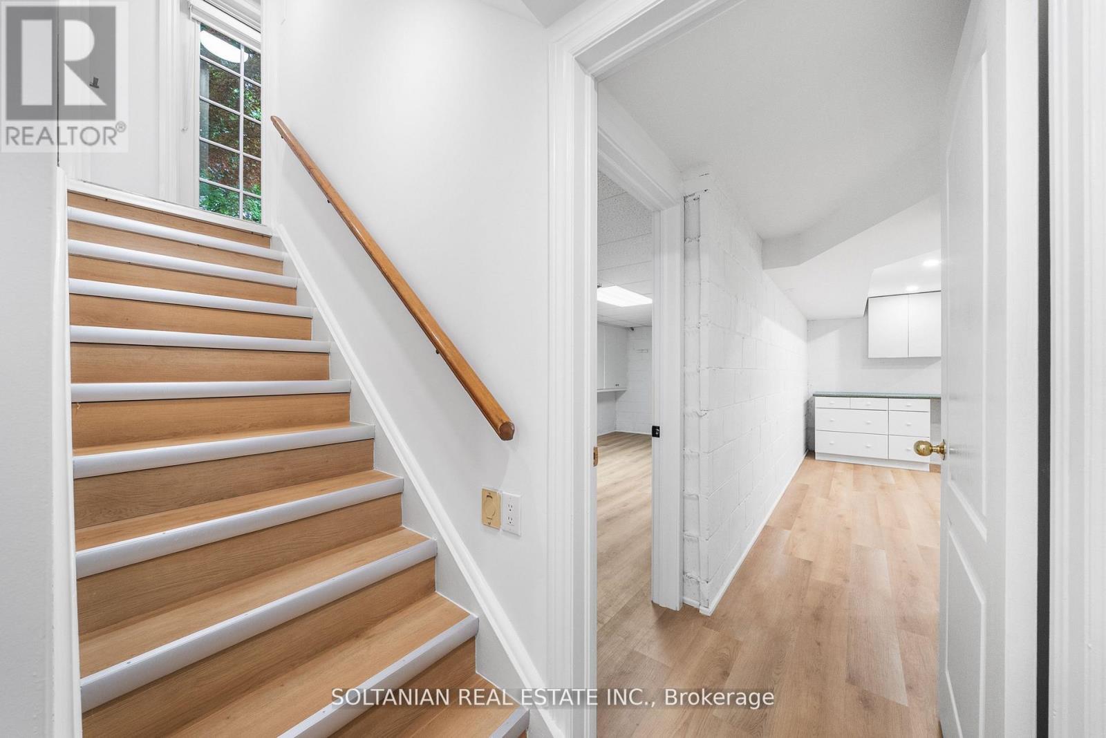 Photo 39 of 24 Laureleaf Road, Markham ON