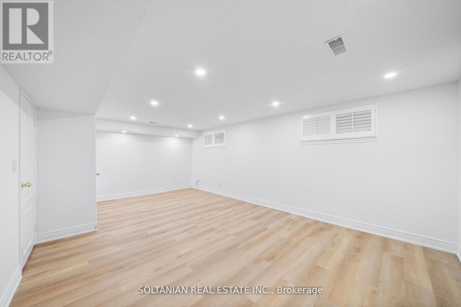 Photo 41 of 24 Laureleaf Road, Markham ON