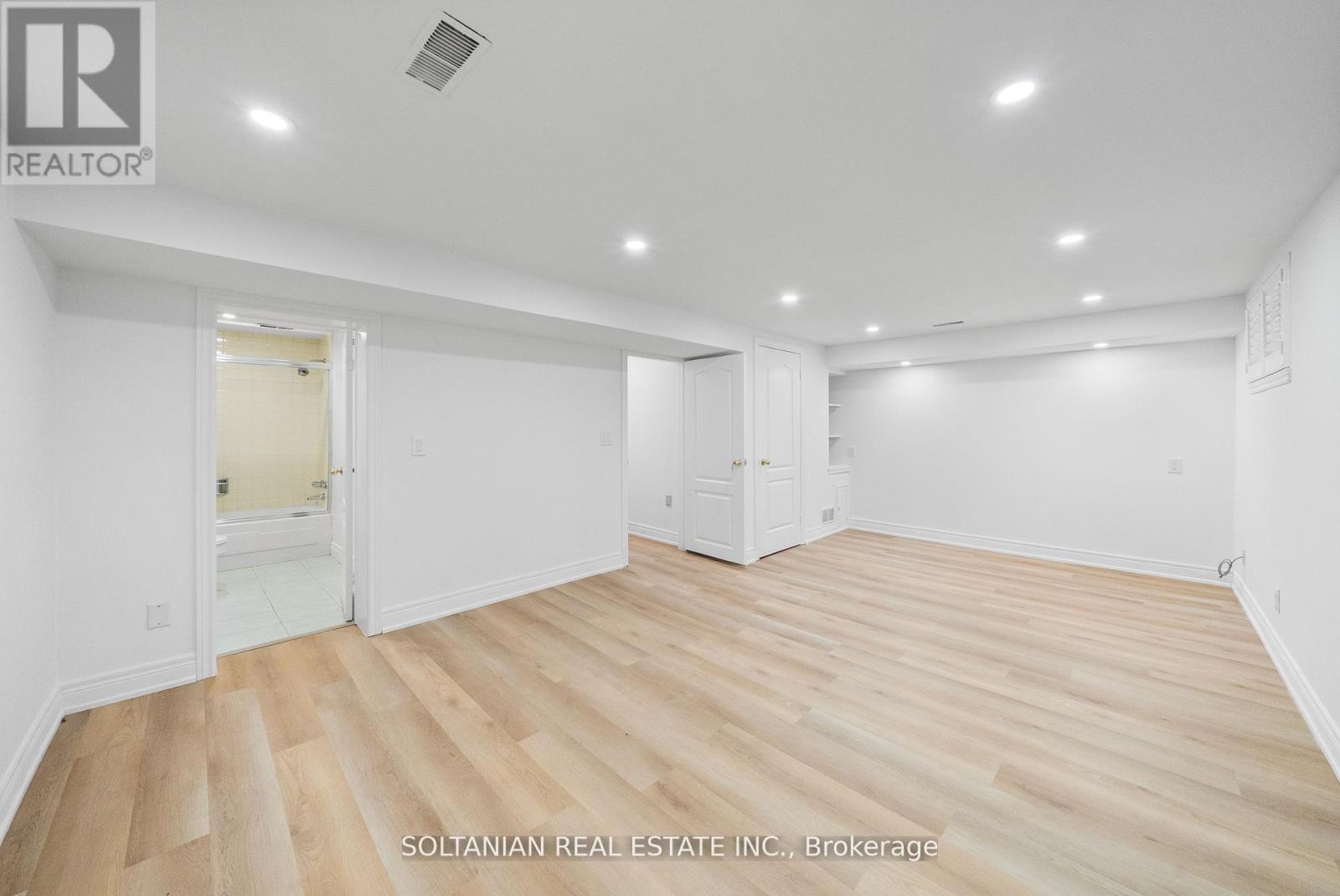 Photo 42 of 24 Laureleaf Road, Markham ON