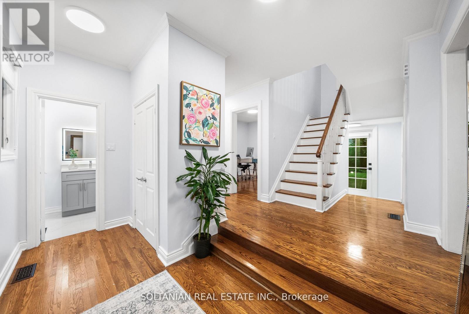 Photo 6 of 24 Laureleaf Road, Markham ON