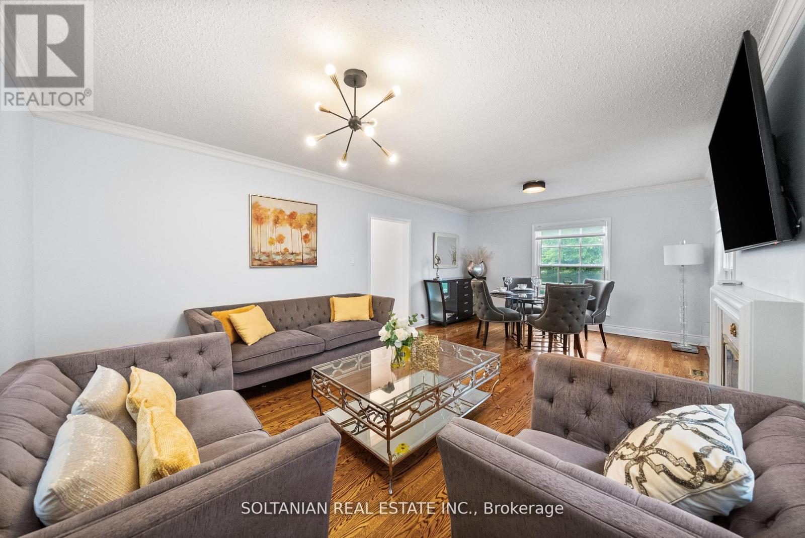 Photo 7 of 24 Laureleaf Road, Markham ON