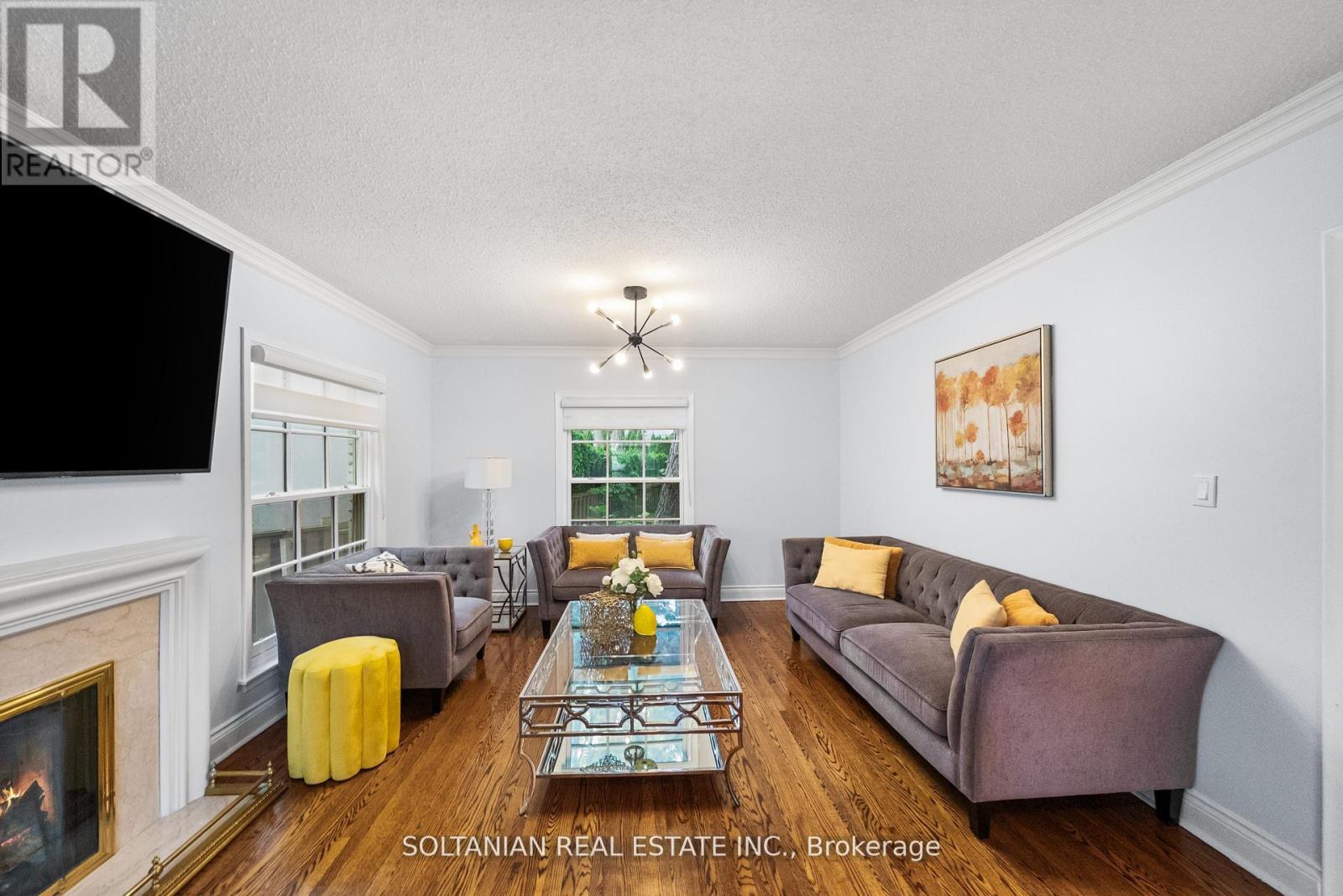 Photo 8 of 24 Laureleaf Road, Markham ON