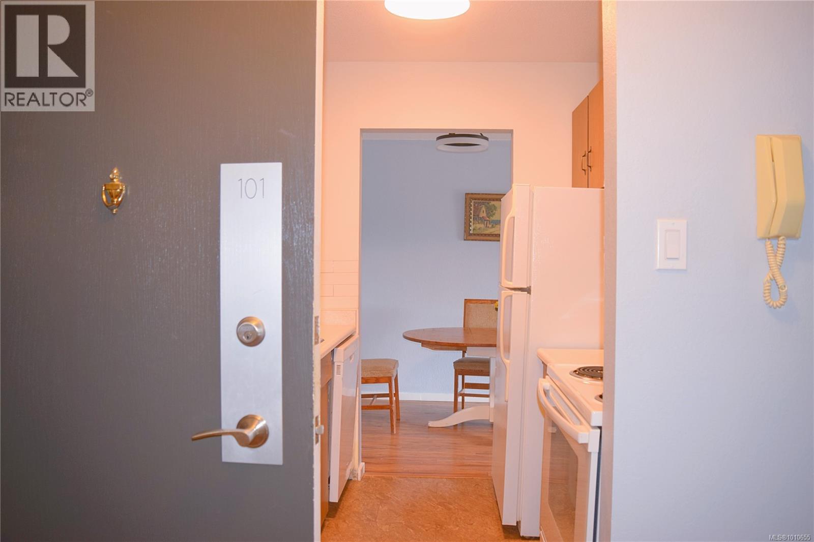 101 1870 McKenzie Avenue, Saanich