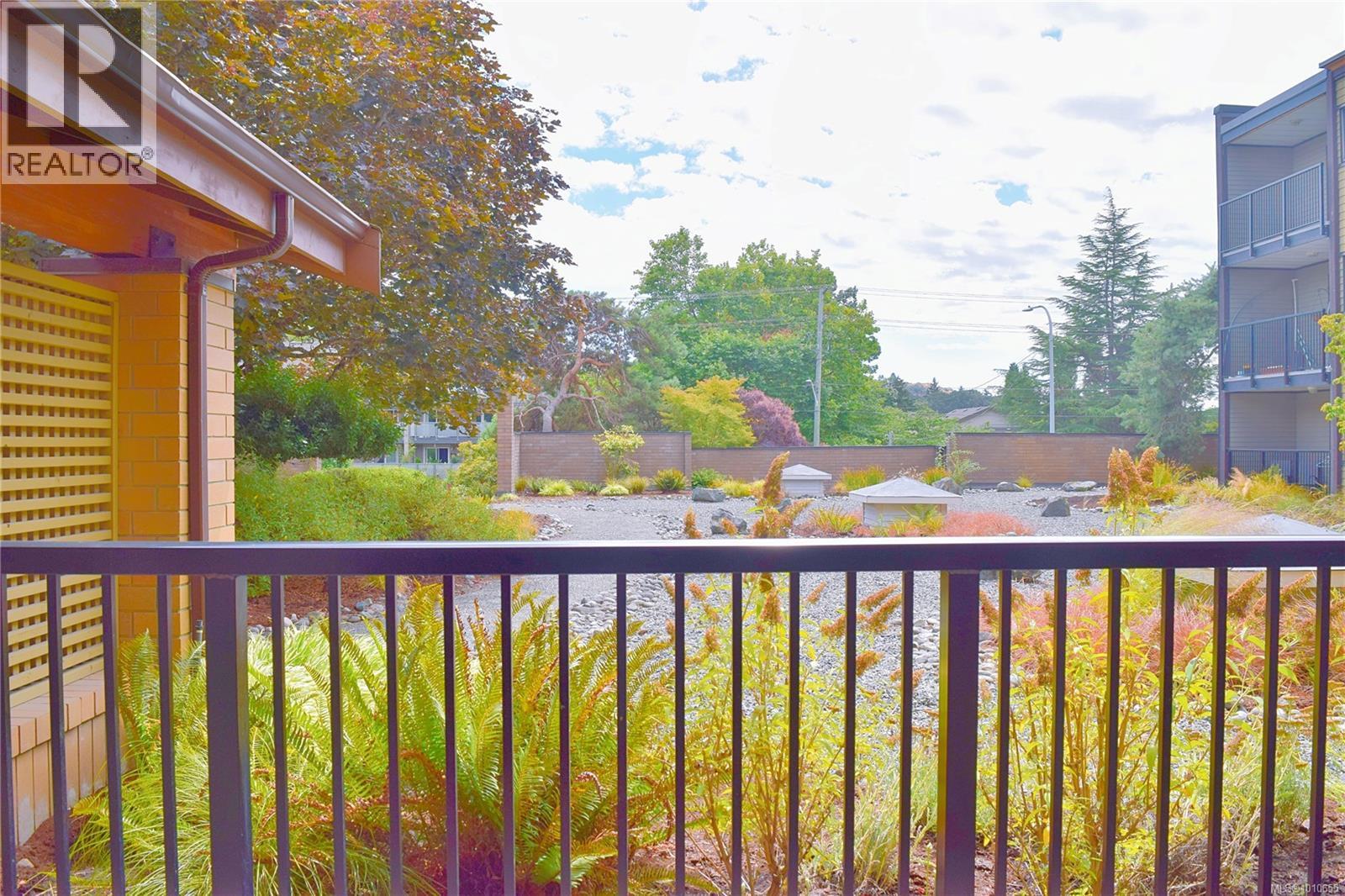 101 1870 McKenzie Avenue, Saanich
