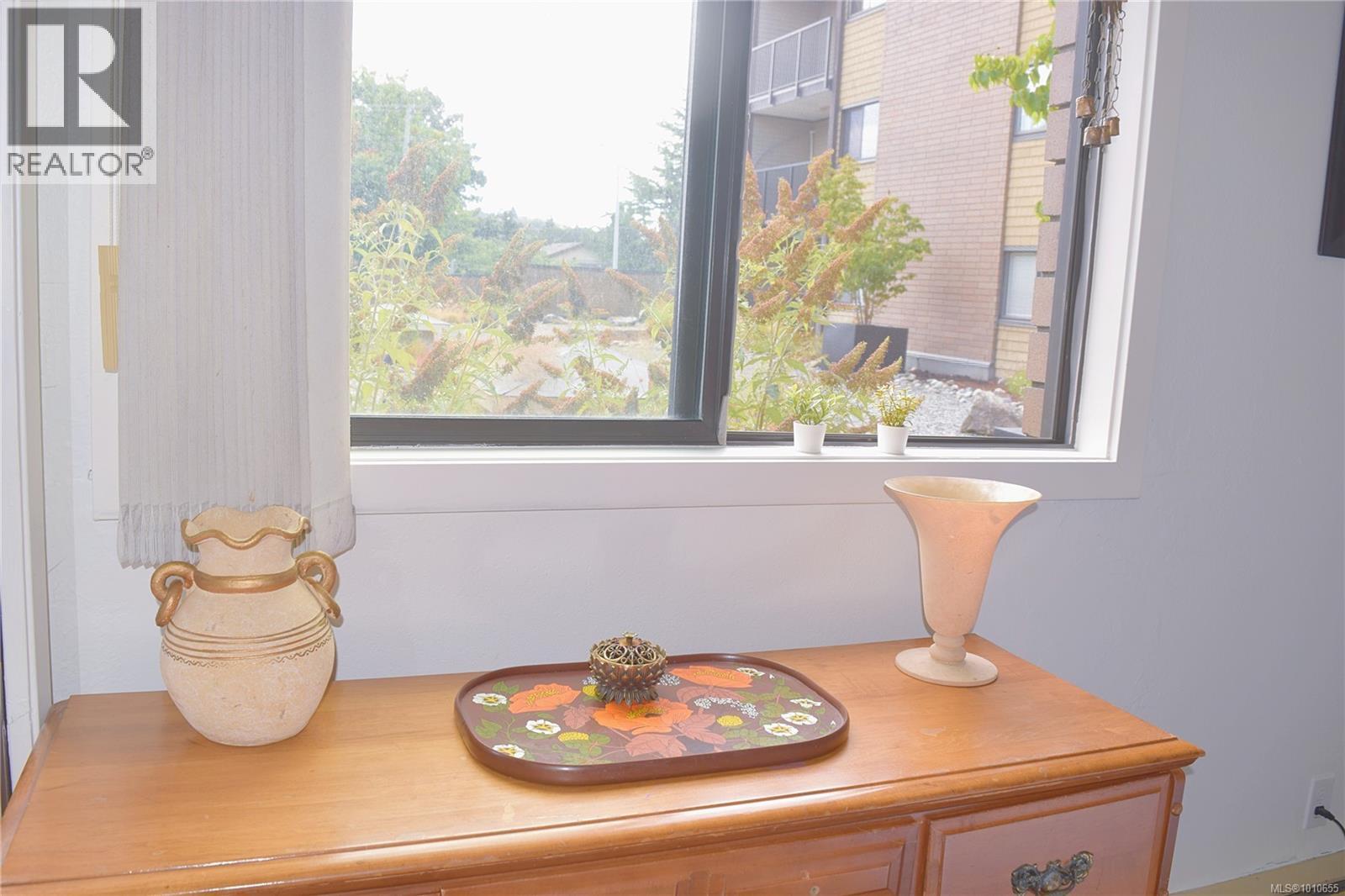 101 1870 McKenzie Avenue, Saanich