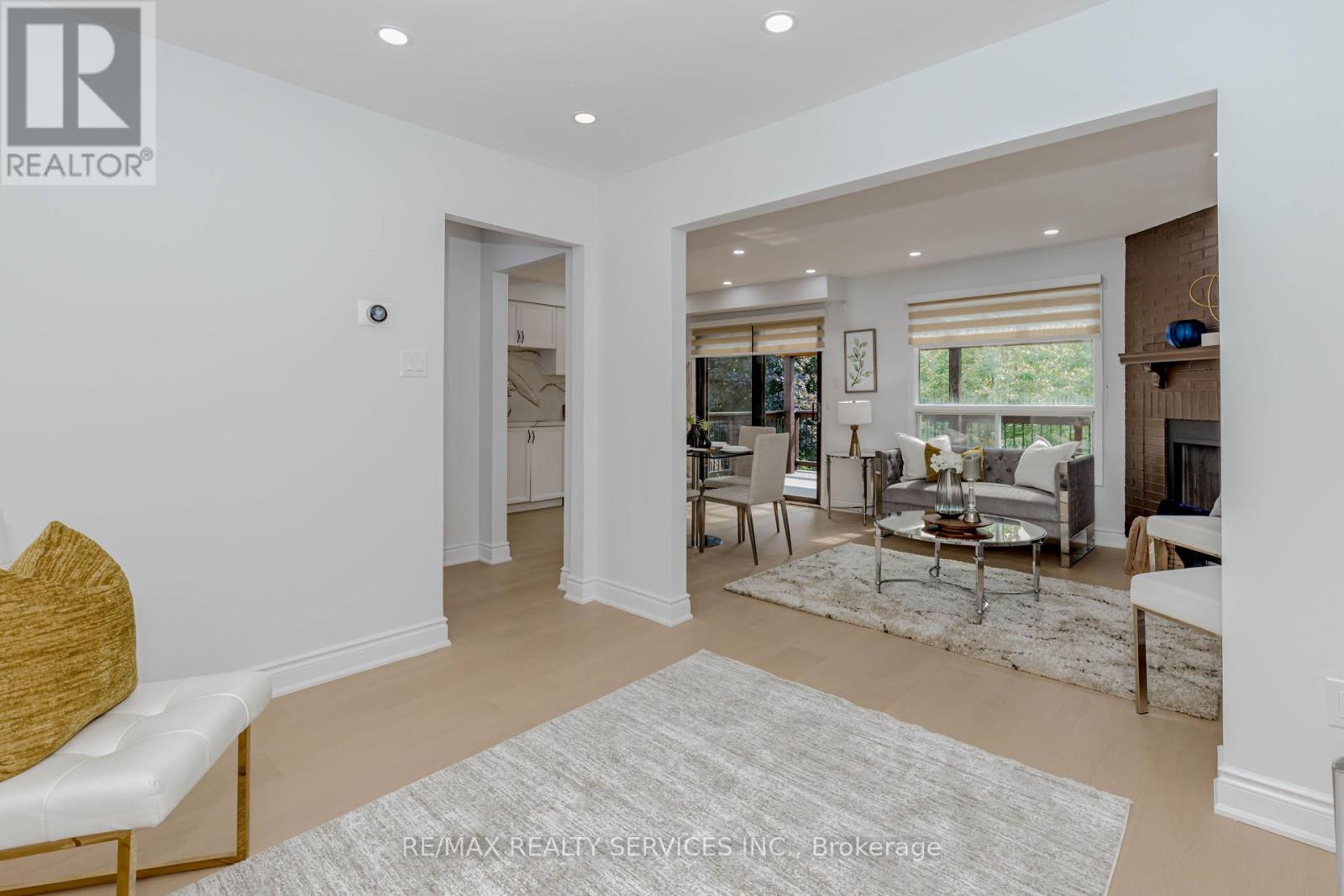 Photo 11 of 152 Blackfoot Trail, Mississauga ON