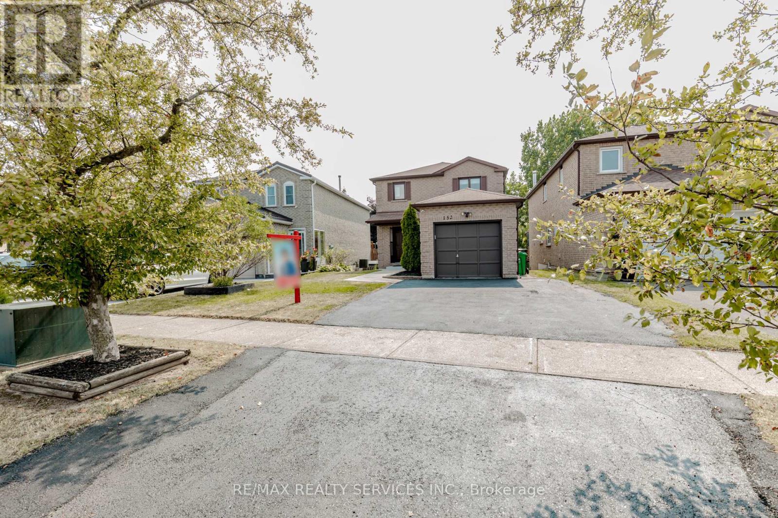 Photo 2 of 152 Blackfoot Trail, Mississauga ON