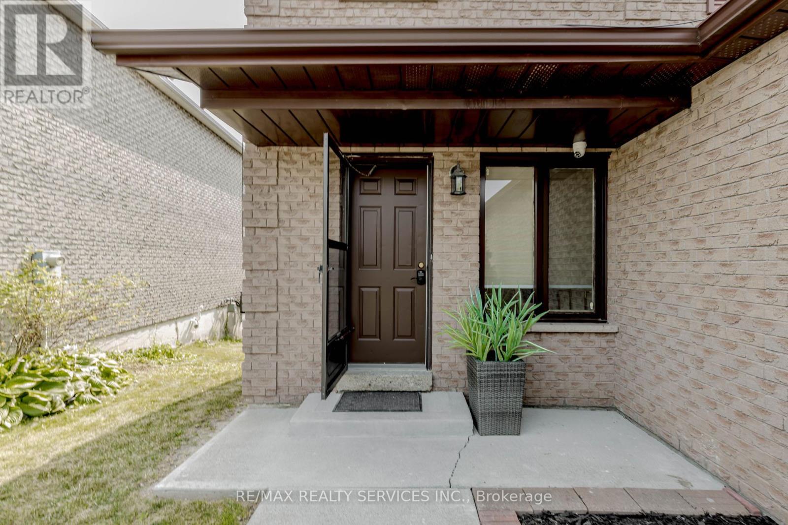 Photo 3 of 152 Blackfoot Trail, Mississauga ON
