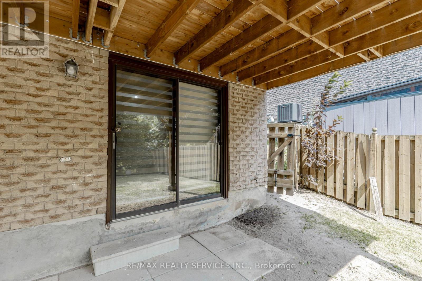 Photo 32 of 152 Blackfoot Trail, Mississauga ON