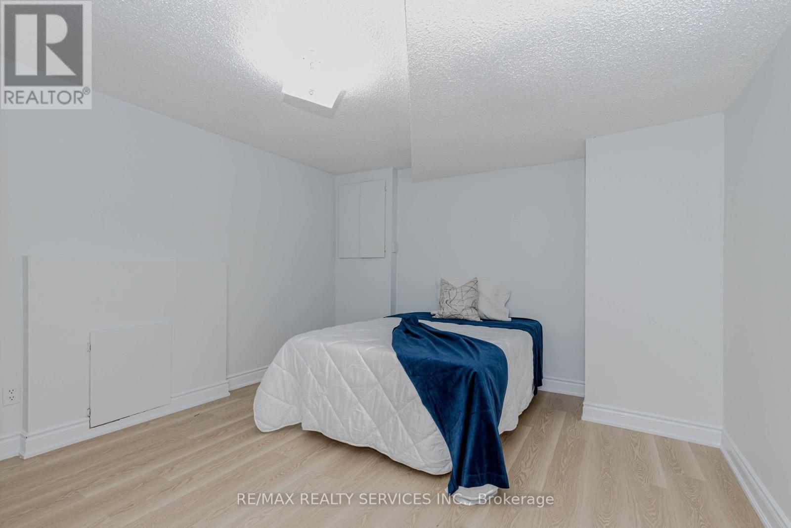 Photo 37 of 152 Blackfoot Trail, Mississauga ON