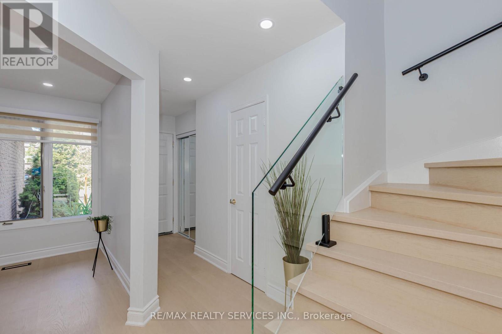 Photo 5 of 152 Blackfoot Trail, Mississauga ON