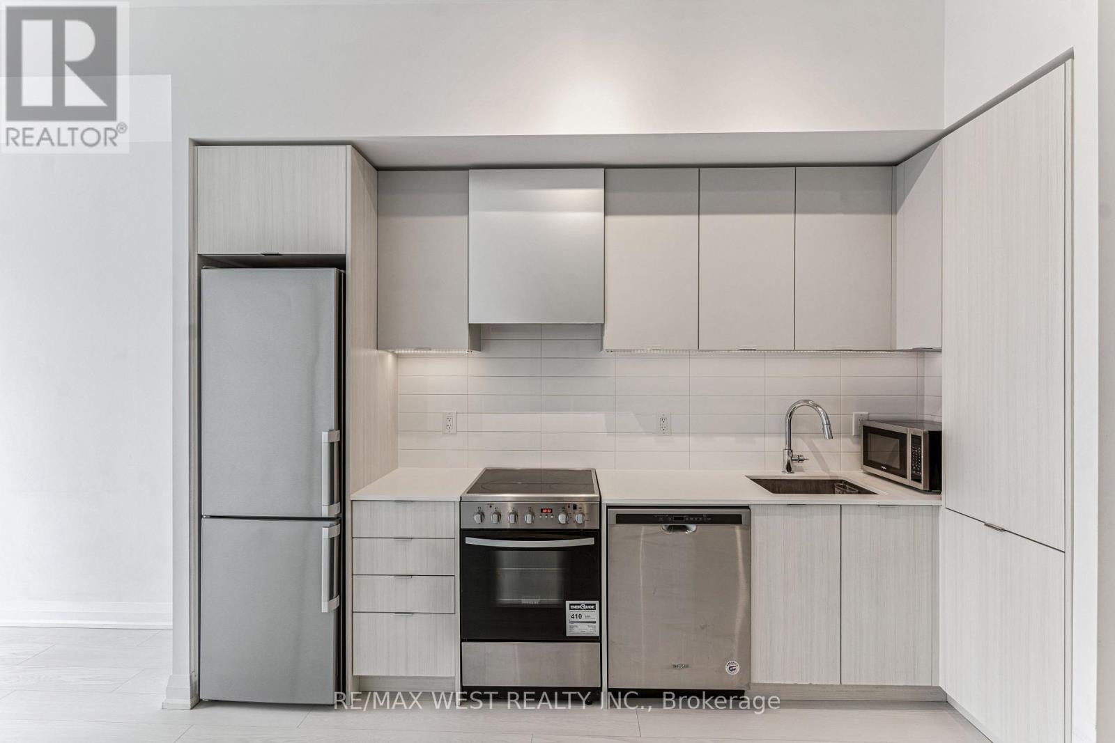 Photo 7 of 3310 30 Gibbs Road W, Toronto ON
