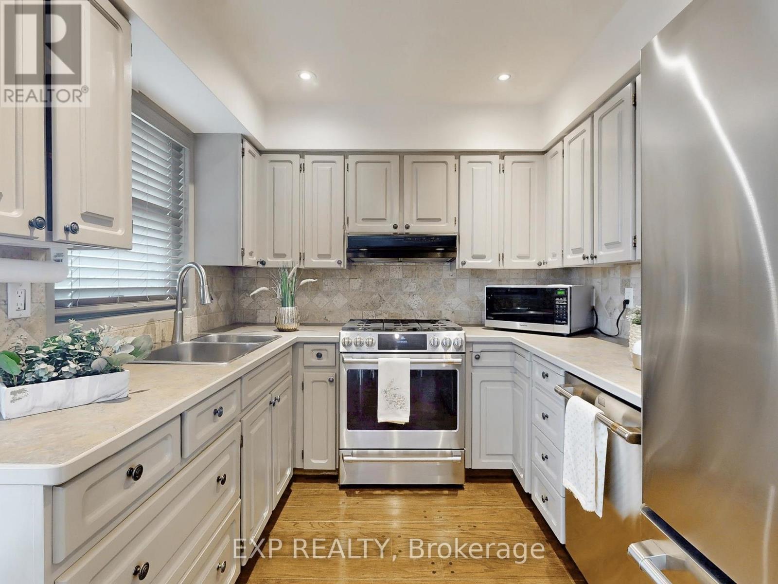 Photo 12 of 5 Lockton Crescent, Brampton ON