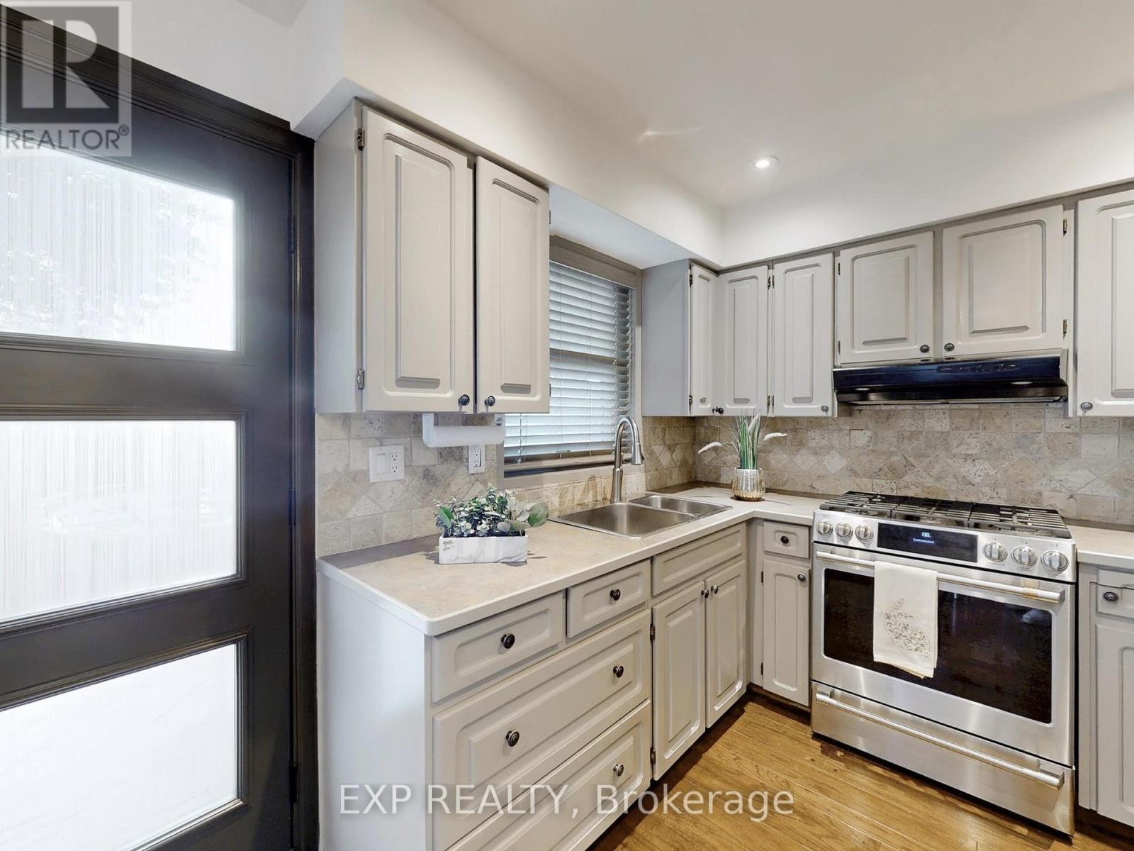 Photo 13 of 5 Lockton Crescent, Brampton ON