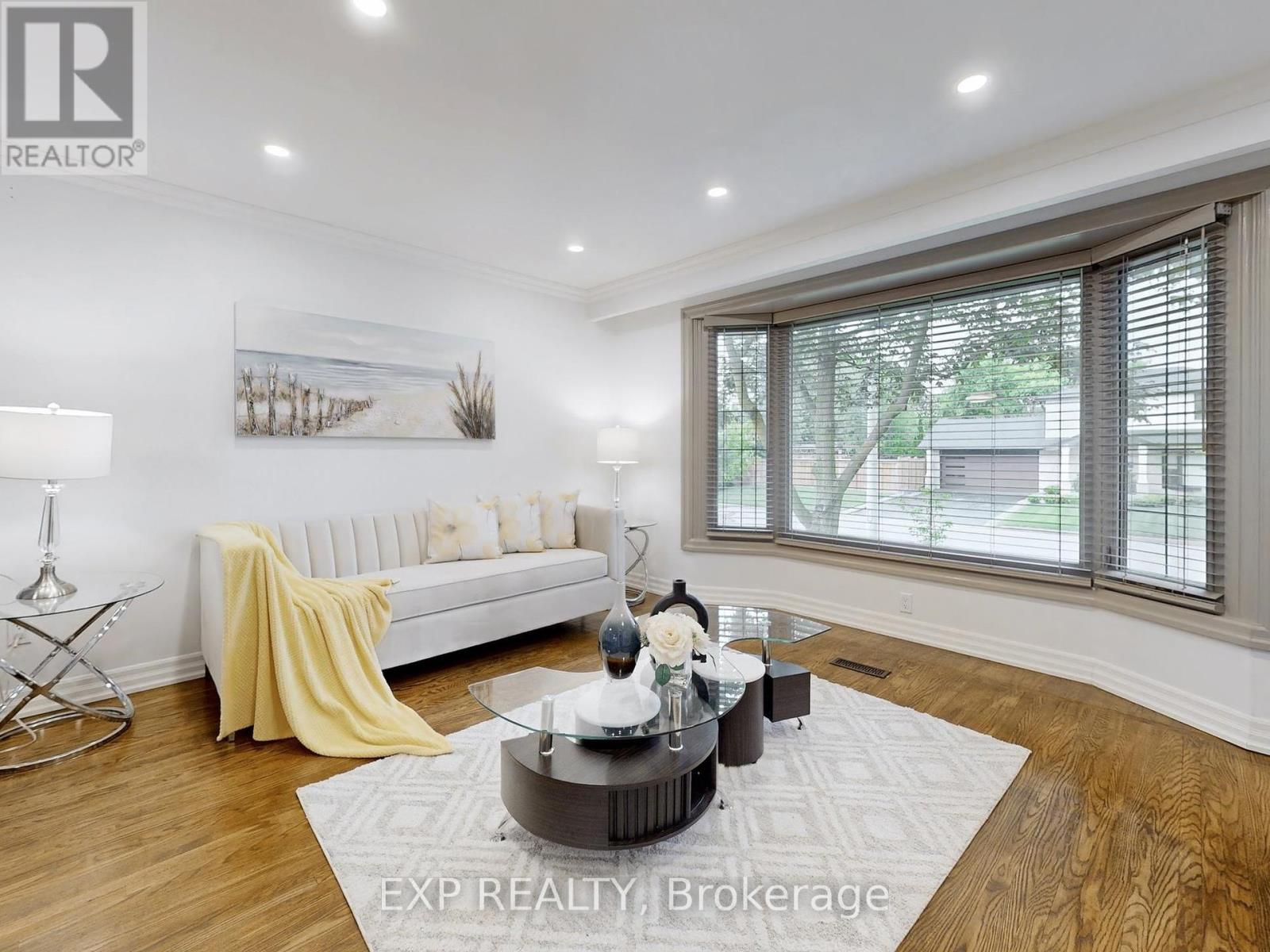 Photo 4 of 5 Lockton Crescent, Brampton ON