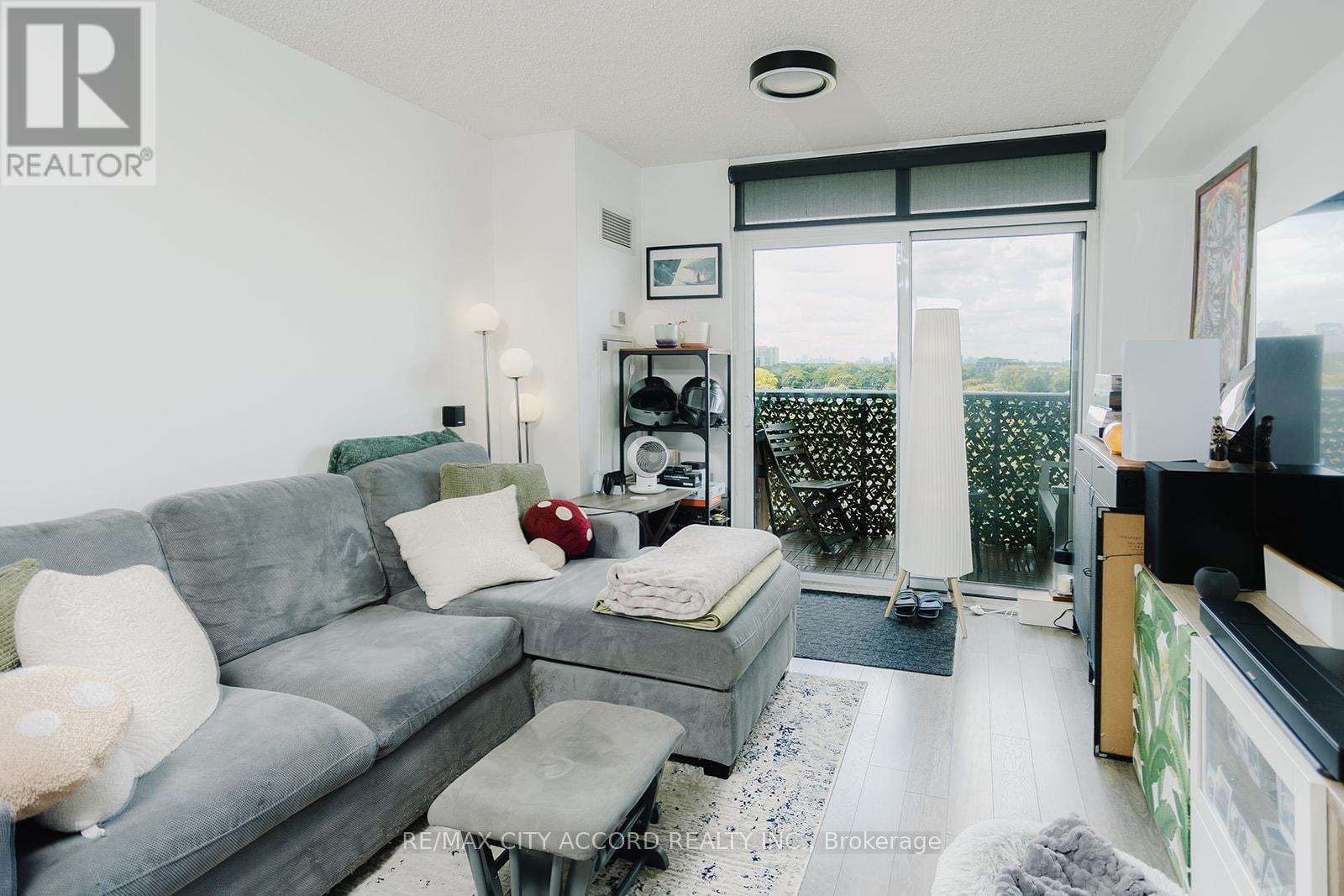 Photo 2 of 720 816 Lansdowne Avenue, Toronto ON