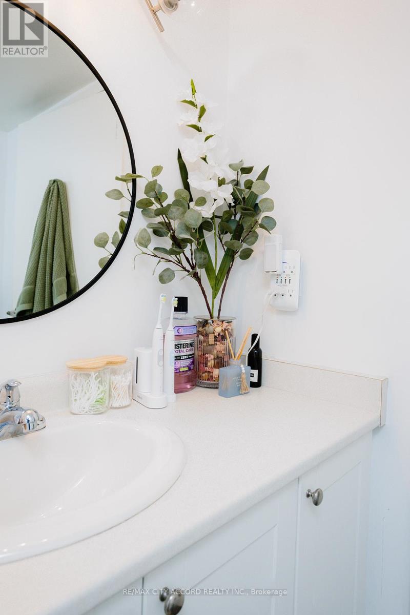 Photo 4 of 720 816 Lansdowne Avenue, Toronto ON