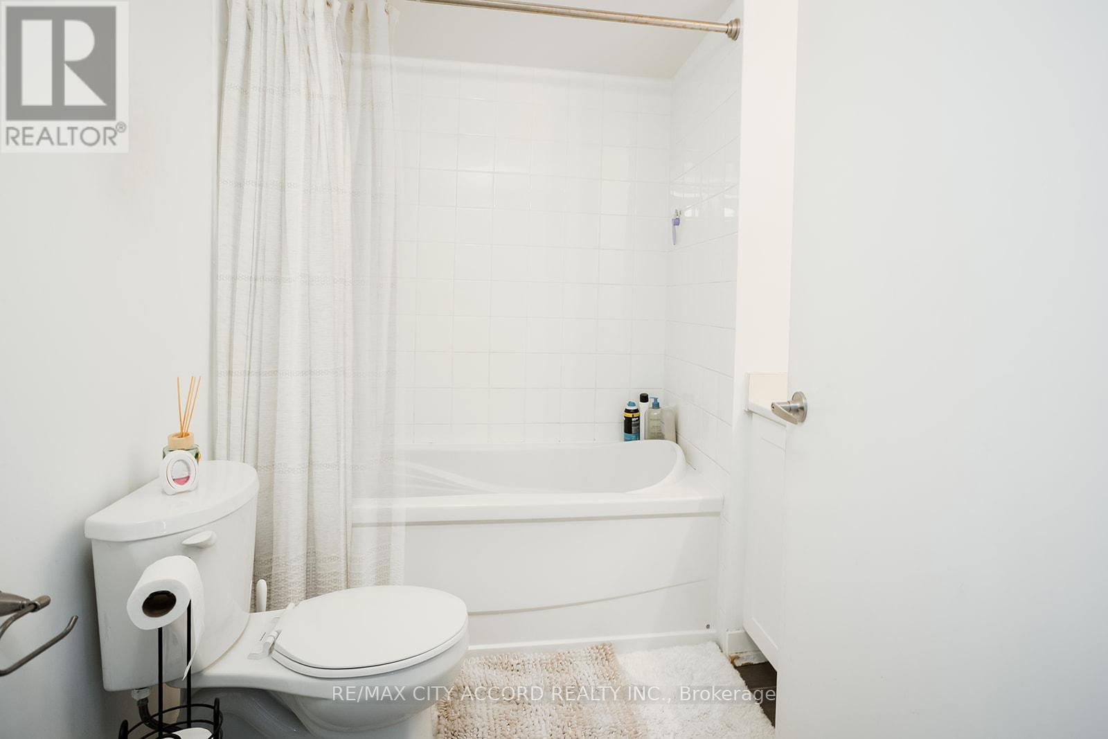 Photo 5 of 720 816 Lansdowne Avenue, Toronto ON