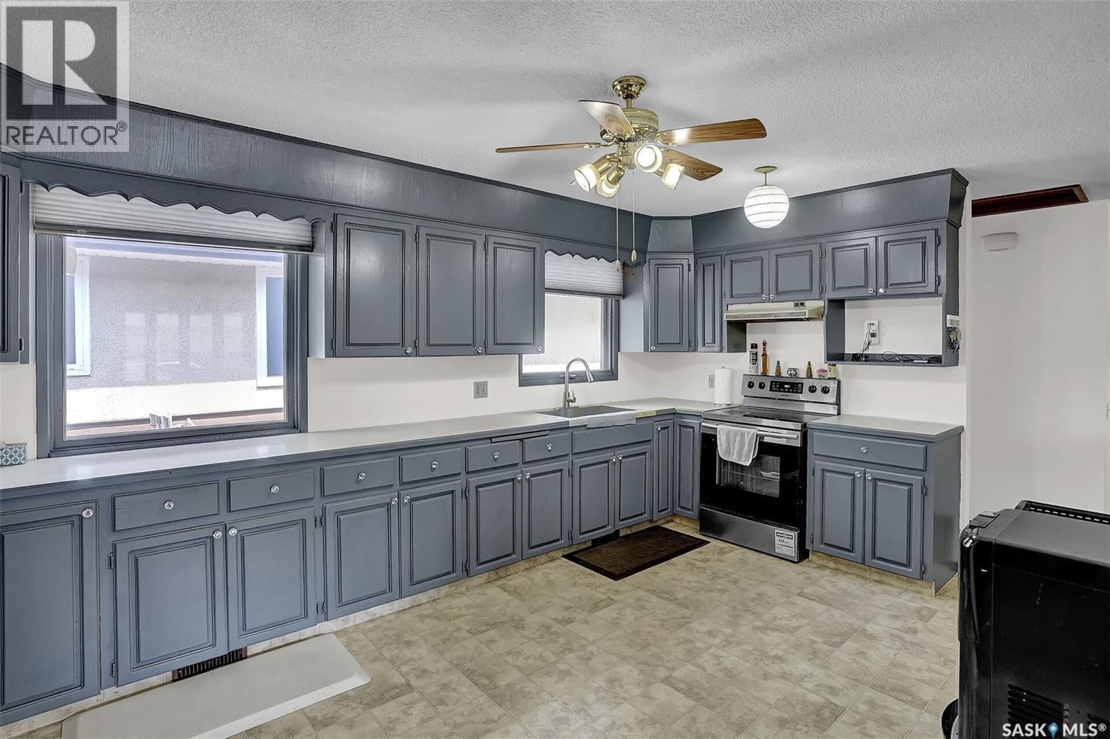 Photo 10 of 1540 9th Avenue E, Regina SK