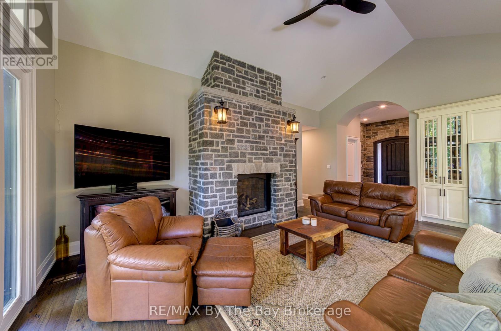 Photo 8 of 833 Eastdale Drive, Wasaga Beach ON