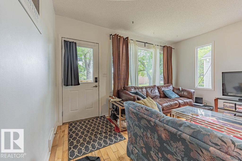 Photo 2 of 11606 67 St Nw, Edmonton AB