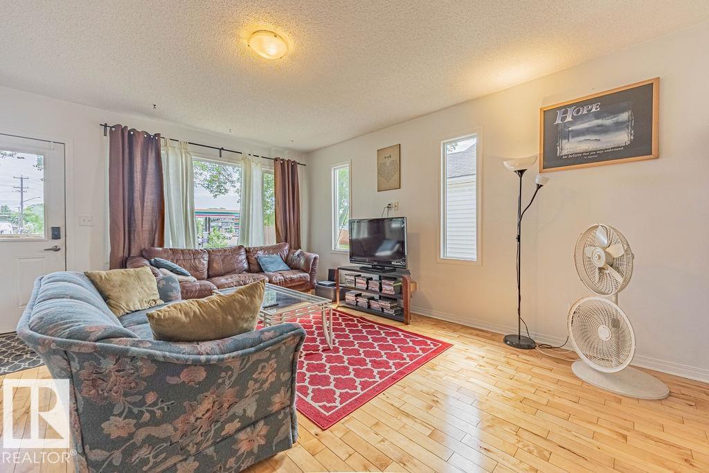 Photo 4 of 11606 67 St Nw, Edmonton AB