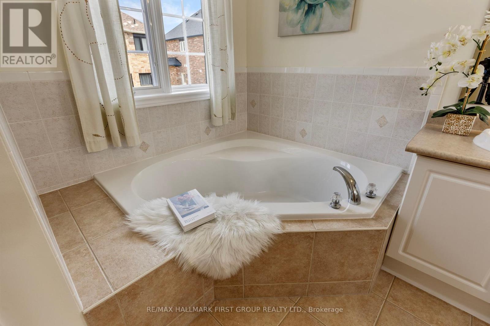 Photo 31 of 19 Ballgrove Crescent, Ajax ON