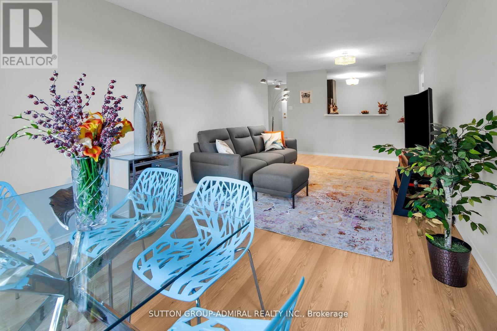 Photo 9 of 317 11 Townsgate Drive, Vaughan ON