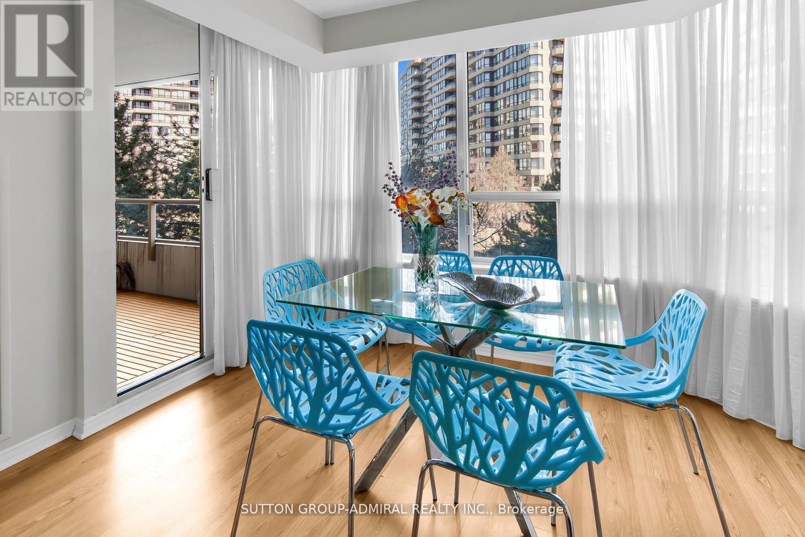 Photo 15 of 317 11 Townsgate Drive, Vaughan ON