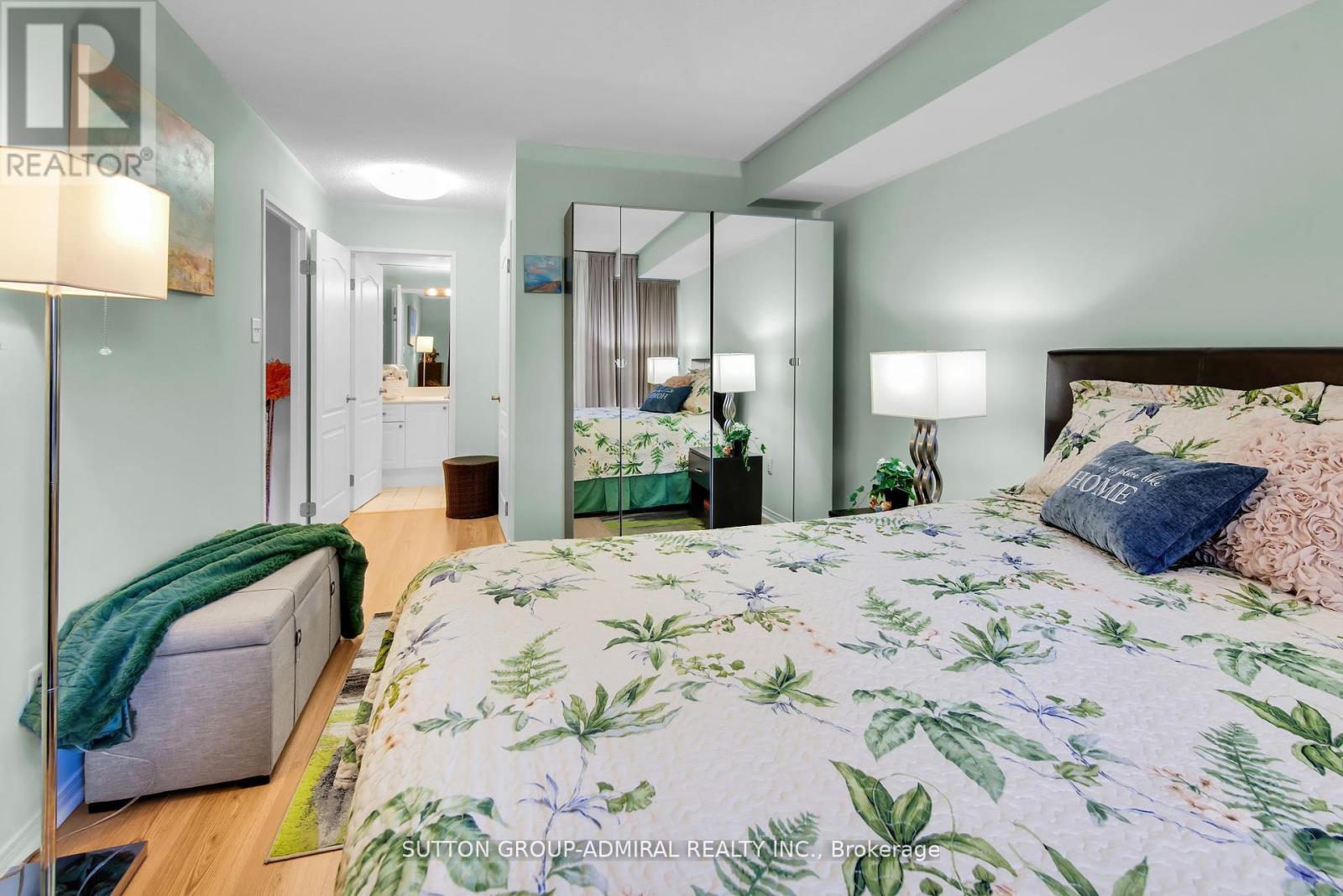 Photo 7 of 317 11 Townsgate Drive, Vaughan ON