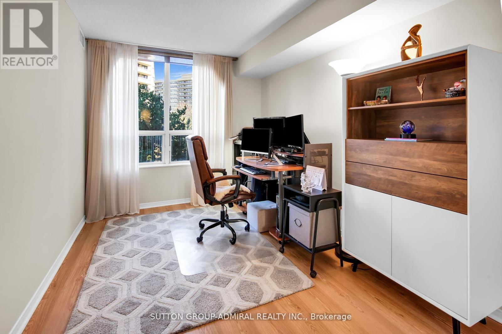 Photo 14 of 317 11 Townsgate Drive, Vaughan ON