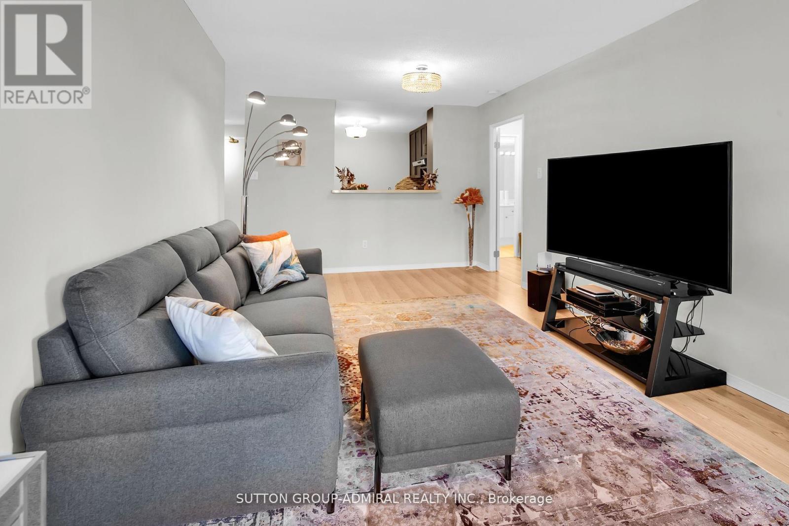 Photo 19 of 317 11 Townsgate Drive, Vaughan ON
