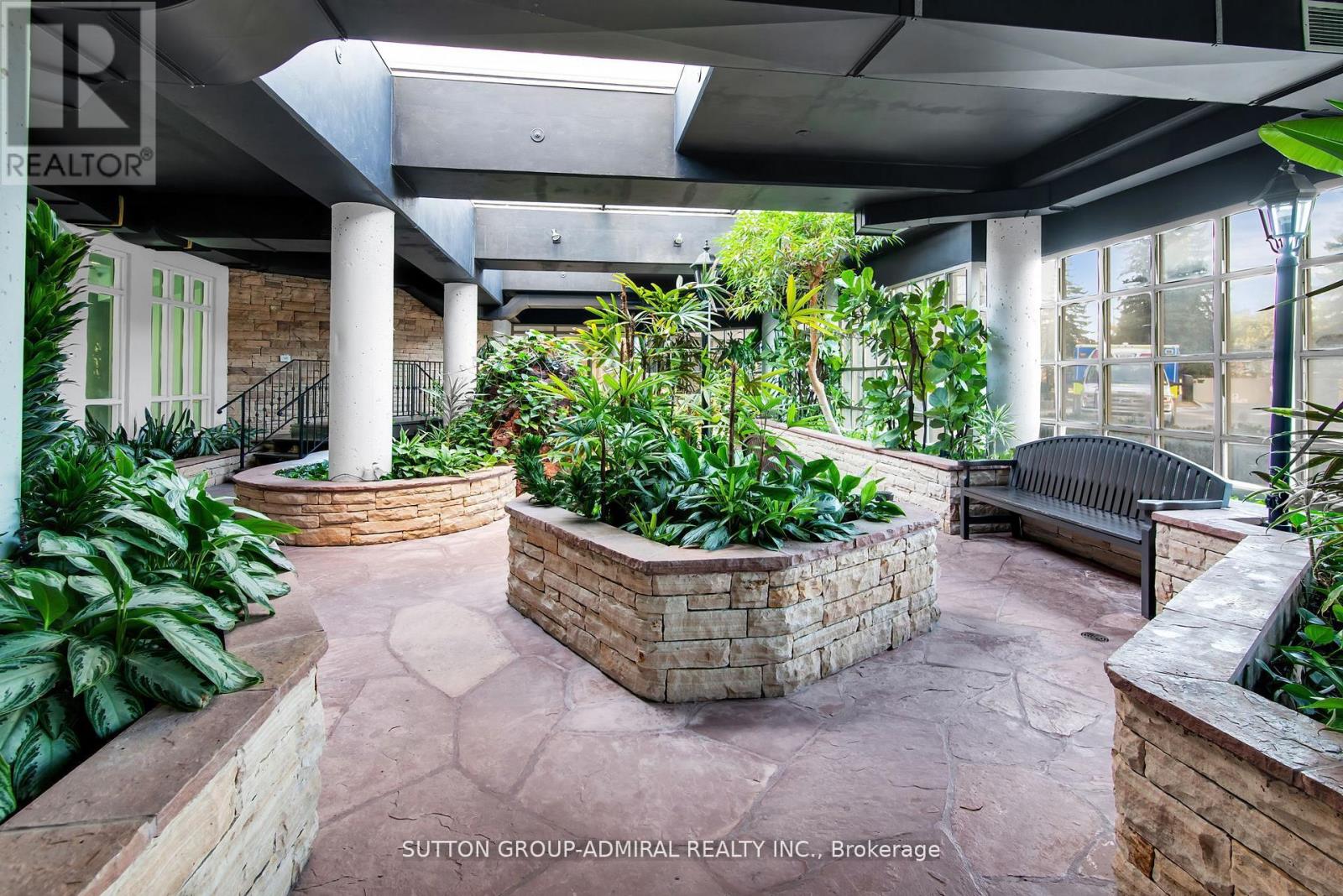 Photo 23 of 317 11 Townsgate Drive, Vaughan ON