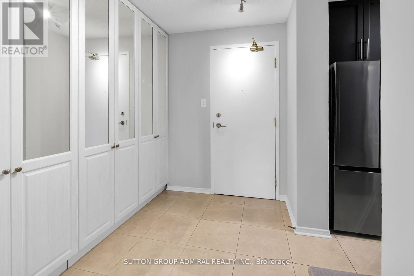 Photo 2 of 317 11 Townsgate Drive, Vaughan ON