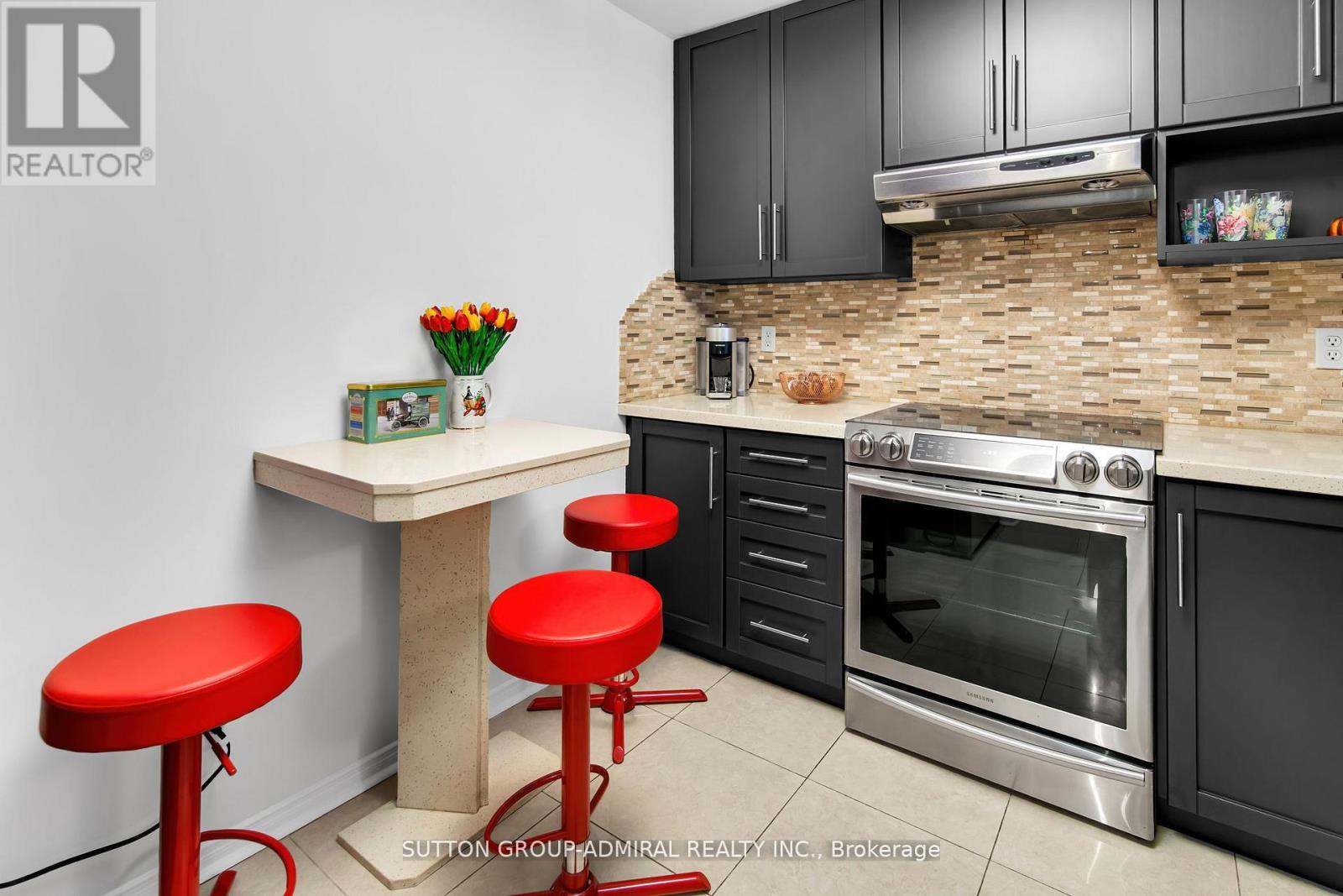 Photo 10 of 317 11 Townsgate Drive, Vaughan ON